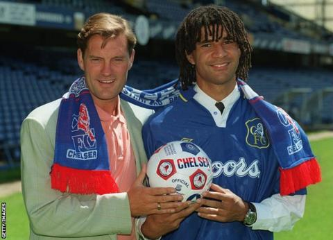 셔츠와 타이위로 첼시 유니폼을 입은 루드 굴리트가 1995년 6월 잉글랜드 축구에 등장한다.