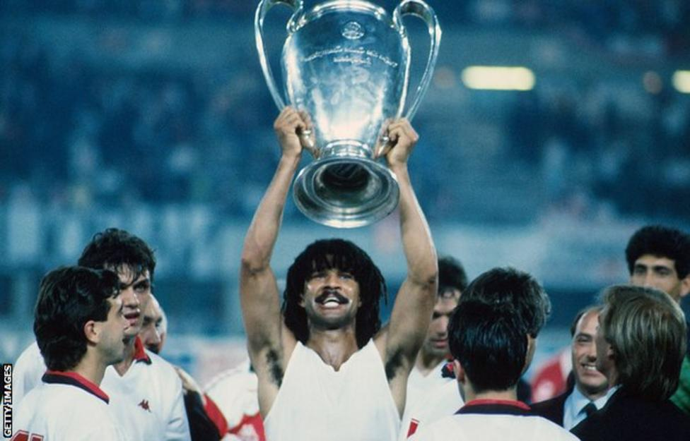 굴리트는 1989년과 1990년에 AC 밀란에서 두번의 유로피언 컵 타이틀을 차지했다.